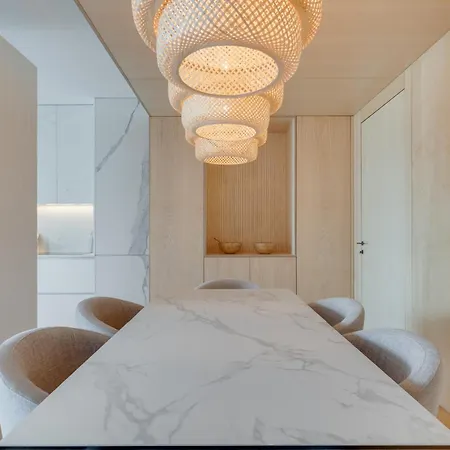 Chic Two-bedroom En In Town - Savoy Appartement